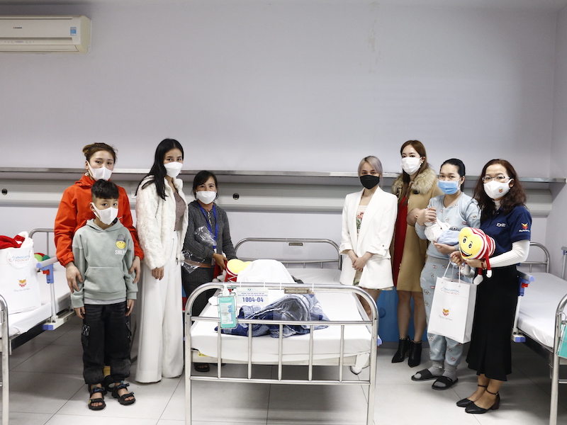 Vita Clinic và VinaCapital Foundation mang giáng sinh yêu thương đến với 500 bệnh nhi tại Bệnh viện Nhi Trung ương