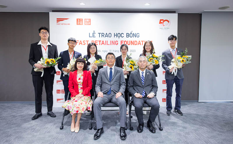 Quỹ Fast Retailing trao tặng 6 suất học bổng bậc cử nhân cho du học sinh Việt Nam