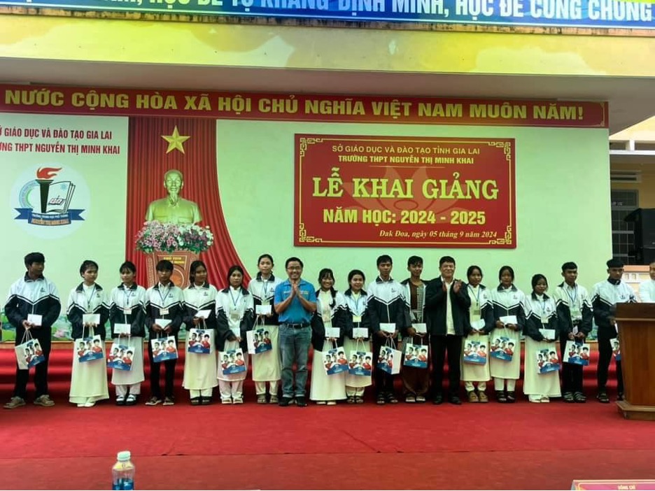 Hito Việt Nam trao nhiều phần quà và học bổng giá trị tới  học sinh nghèo tại Gia Lai