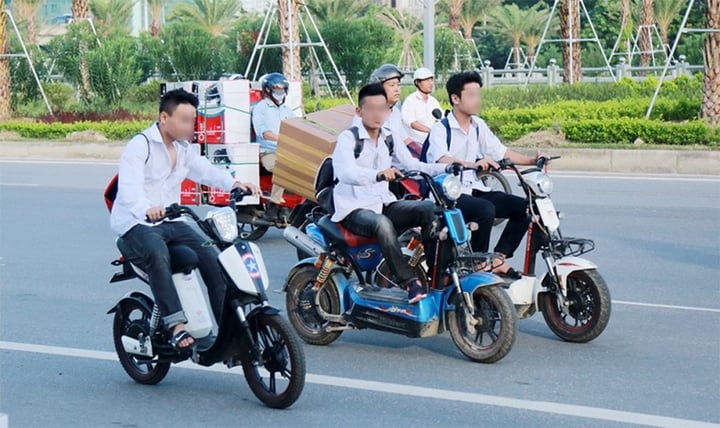 ‘Ác mộng đường phố’ từ những đứa trẻ choai choai đi xe máy điện